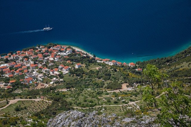 Map and ferry route planning for a journey along the Dalmatian coast